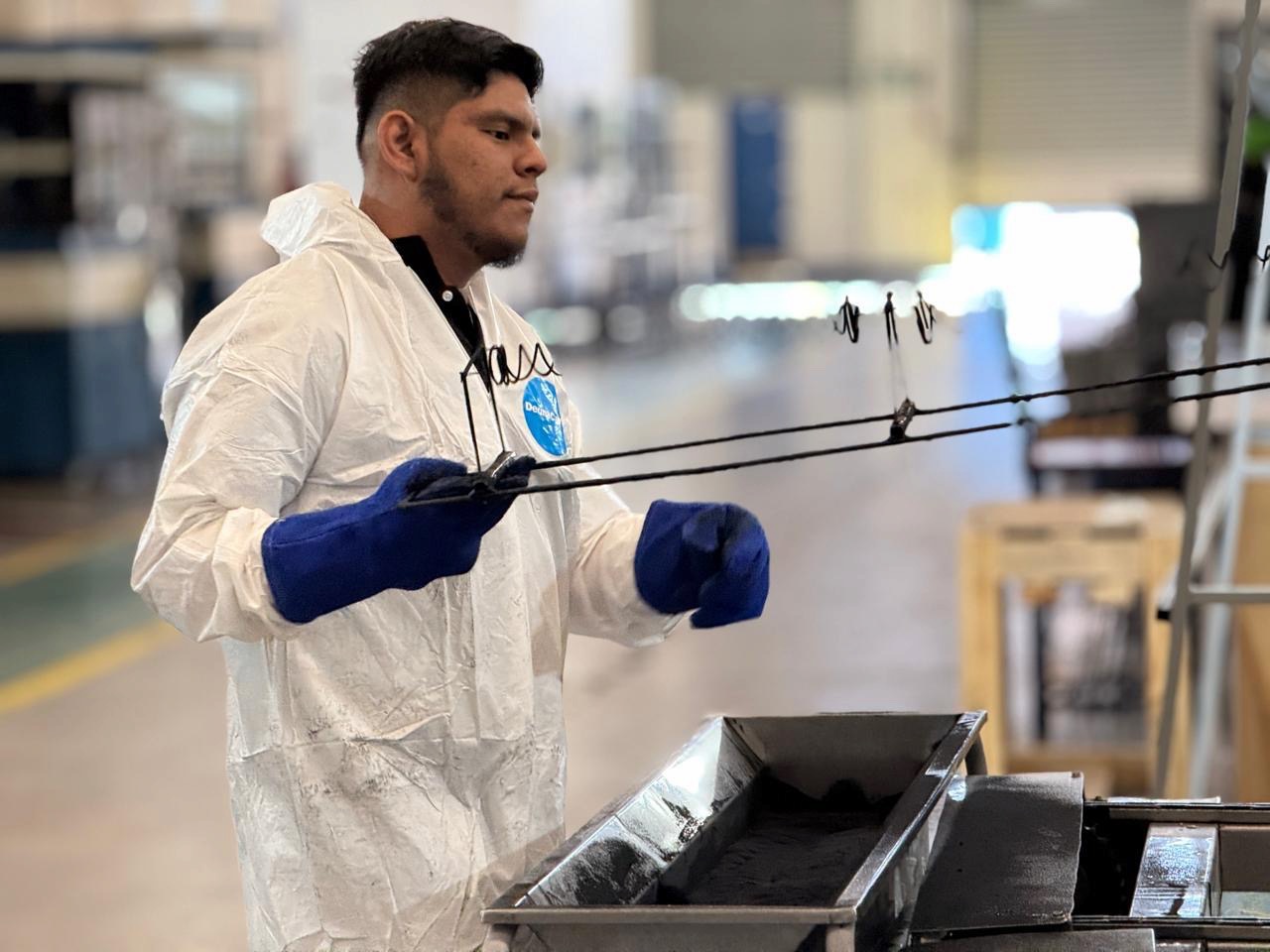 Técnico de FEGAM realizando inspección de calidad